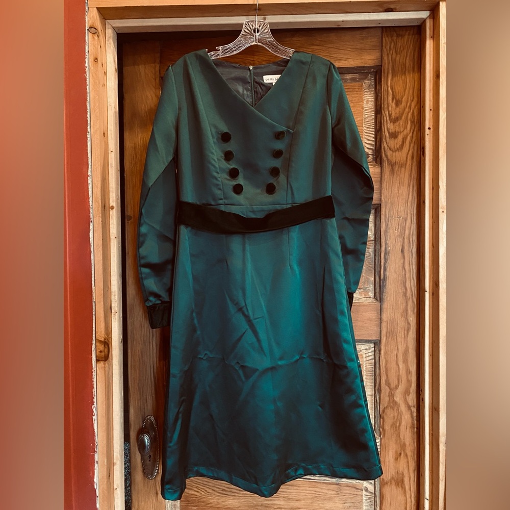 Elegant Green Dress with Velvet Accents